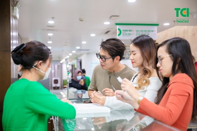 cắt mắt kính cận