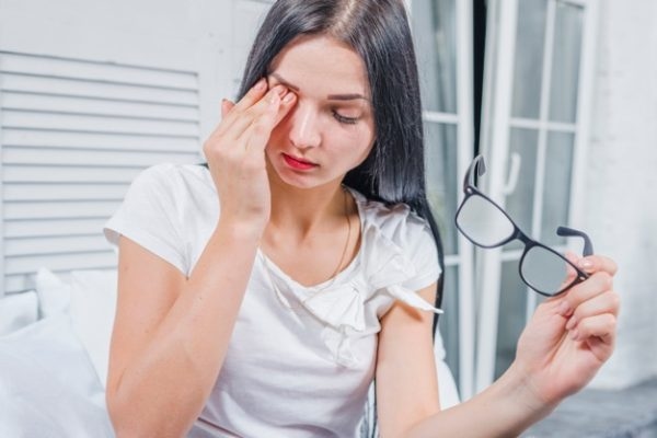 Đeo kính sai độ có sao không? Câu trả lời là có. Đeo kính sai độ hoàn toàn không tốt cho mắt.