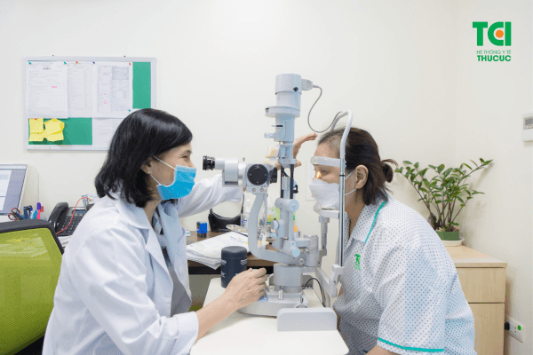 Mắt mờ, thị lực kém... diễn ra nhiều năm nên cô Hồng Liên đã tới Thu Cúc TCI để khám 
