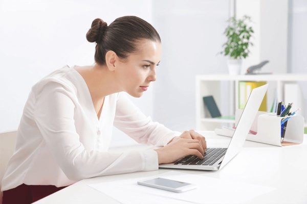 Nguyên nhân gây viễn thị thường do cấu trúc bất thường của mắt hoặc ngồi sai tư thế