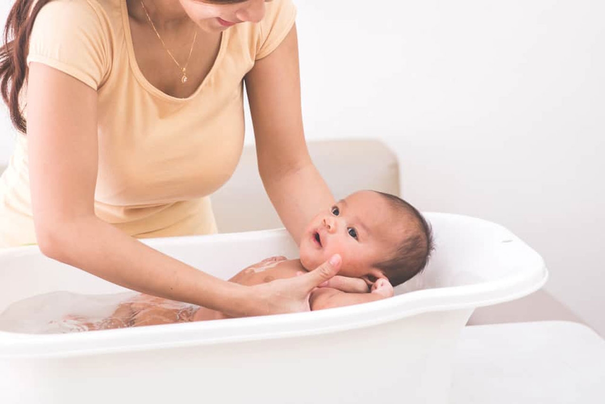 Trẻ bị sốt nên tắm lá gì thì tốt để nhanh khỏi bệnh?