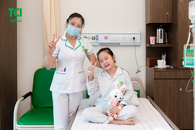 trẻ bị sốt xuất huyết