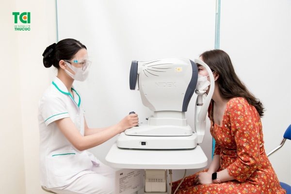 Các tật khúc xạ về mắt có thể điều trị khắc phục bằng việc đeo kính hoặc phẫu thuật