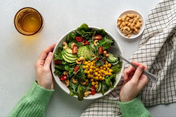 Ăn uống lành mạnh, nhiều rau củ tươi xanh giàu vitamin tốt cho răng miệng