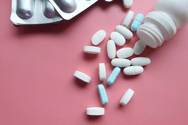Một trong những cách điều trị viêm bờ mi mắt trung bình, nặng thường được áp dụng đó là điều trị ngoại khoa bằng thuốc