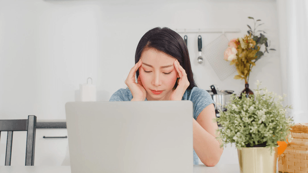 Áp lực công việc khiến giới trẻ phải suy nghĩ, não bộ luôn căng thẳng gây nên chứng mất ngủ
