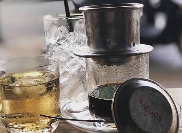 Lạm dụng đồ uống chứa caffeine cũng là nguyên nhân gây ra khó ngủ trưa