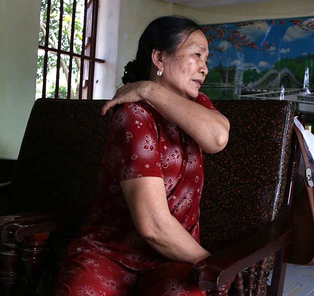 Đau nhức xương khớp là nguyên nhân khó ngủ thường gặp ở người cao tuổi