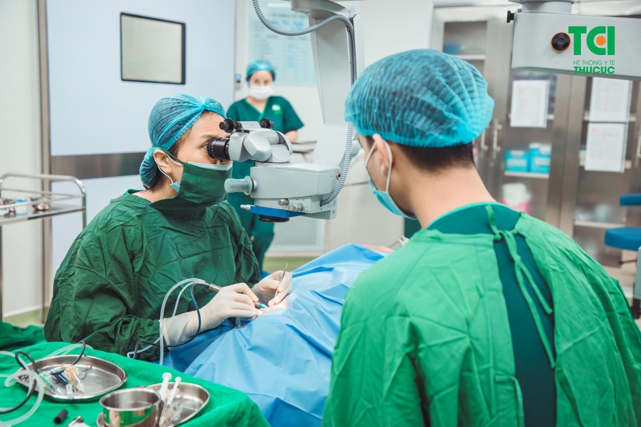 Dấu hiệu và điều trị phù hoàng điểm dạng nang