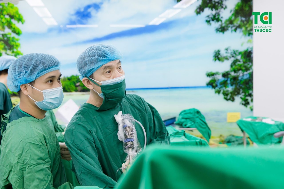 Tán sỏi nội soi bàng quang qua đường nào?