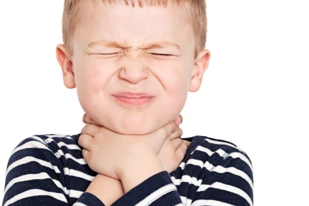 Bố mẹ nhìn vào dấu hiệu nào để phát hiện bé bị viêm đường hô hấp trên