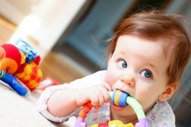 Đồ chơi có thể là vật trung gian gây bệnh thủy đậu cho trẻ