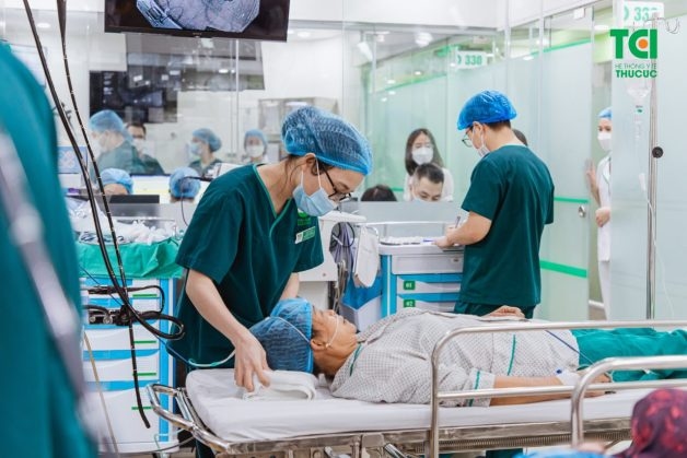 điều trị bong võng mạc hoàn toàn