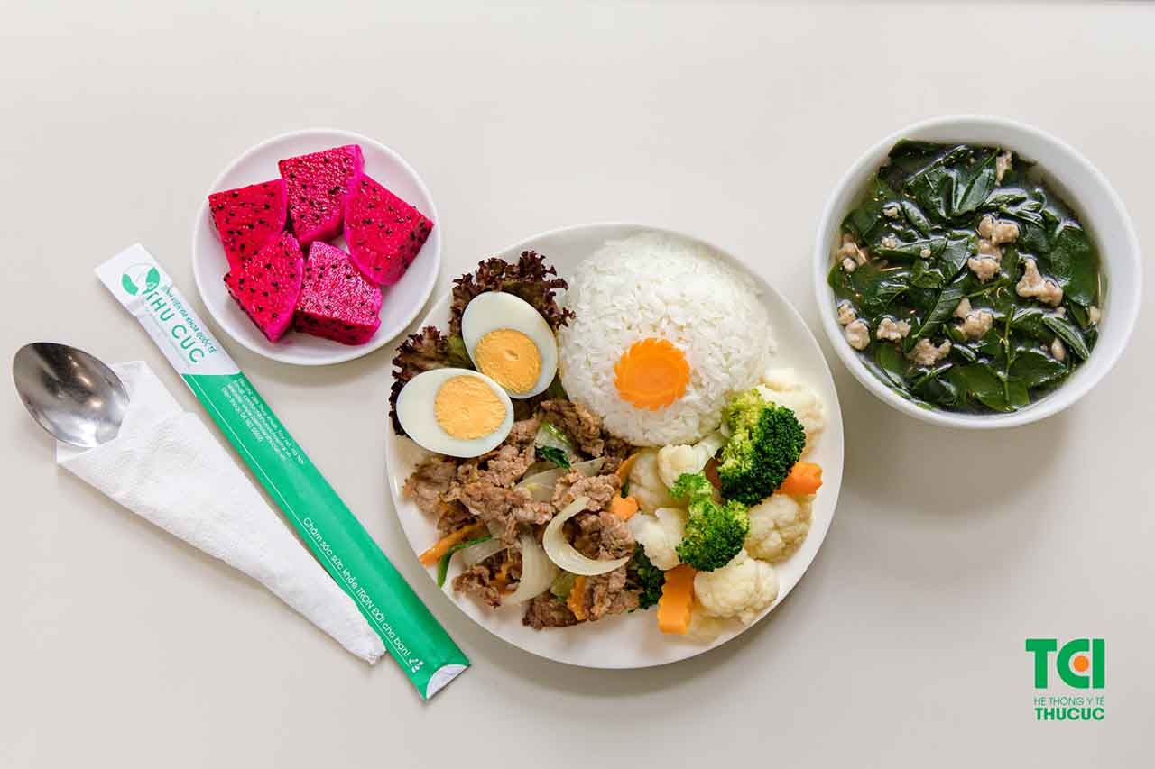 Sau sinh, mẹ đẻ mổ ăn được thịt bò không? 