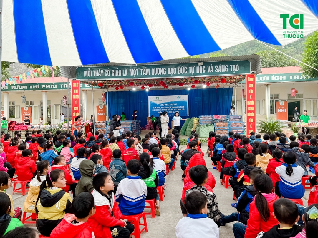 Thu Cúc TCI khám sức khỏe, tặng quà miễn phí cho trẻ em Hà Giang