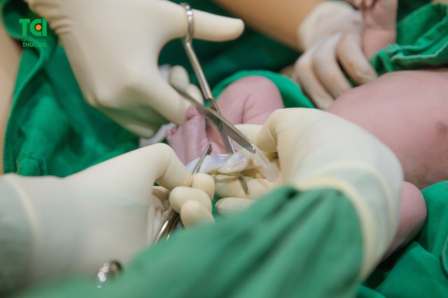 Chúc mừng gia đình diễn viên Anh Tuấn và vợ Lâm Diễm Quỳnh đón bé Xoài nhỏ bình an tại TCI