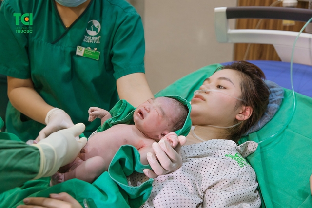 Chúc mừng gia đình diễn viên Anh Tuấn và vợ Lâm Diễm Quỳnh đón bé Xoài nhỏ bình an tại TCI