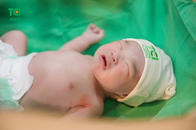 Chúc mừng gia đình diễn viên Anh Tuấn và vợ Lâm Diễm Quỳnh đón bé Xoài nhỏ bình an tại TCI