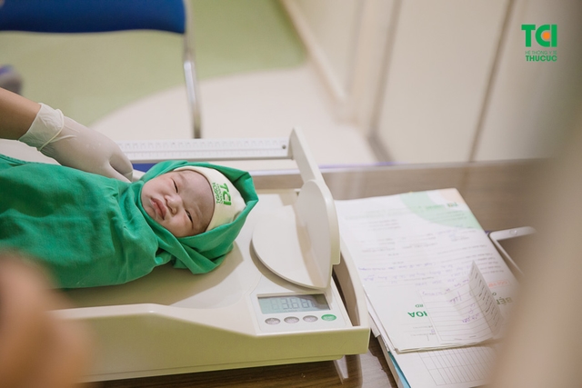 Chúc mừng gia đình diễn viên Anh Tuấn và vợ Lâm Diễm Quỳnh đón bé Xoài nhỏ bình an tại TCI