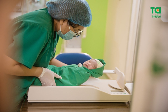 Chúc mừng gia đình diễn viên Anh Tuấn và vợ Lâm Diễm Quỳnh đón bé Xoài nhỏ bình an tại TCI