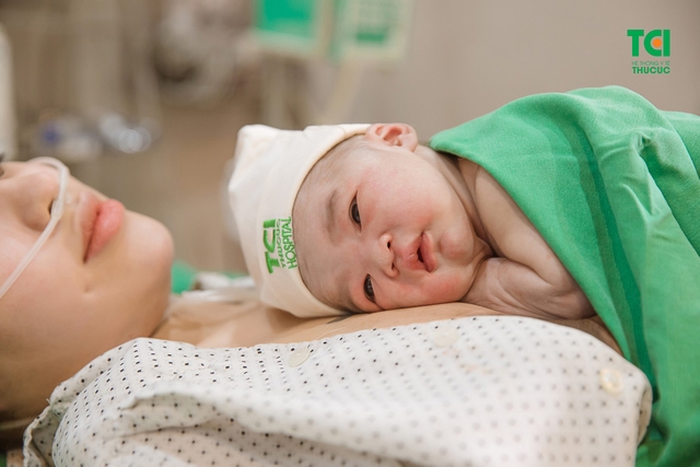 Chúc mừng gia đình diễn viên Anh Tuấn và vợ Lâm Diễm Quỳnh đón bé Xoài nhỏ bình an tại TCI