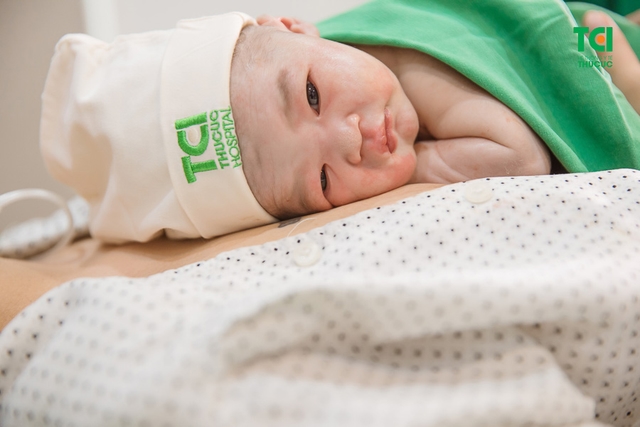 Chúc mừng gia đình diễn viên Anh Tuấn và vợ Lâm Diễm Quỳnh đón bé Xoài nhỏ bình an tại TCI