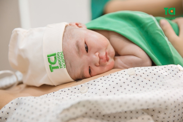 Chúc mừng gia đình diễn viên Anh Tuấn và vợ Lâm Diễm Quỳnh đón bé Xoài nhỏ bình an tại TCI