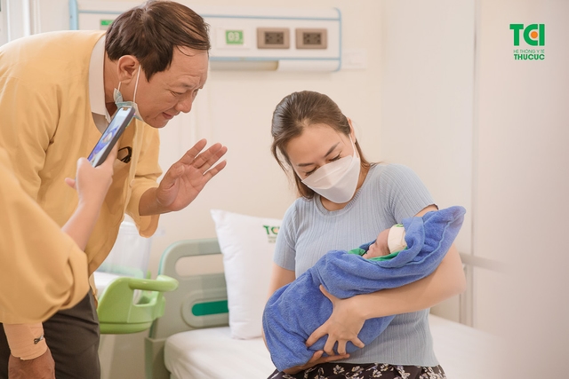 Chúc mừng gia đình diễn viên Anh Tuấn và vợ Lâm Diễm Quỳnh đón bé Xoài nhỏ bình an tại TCI