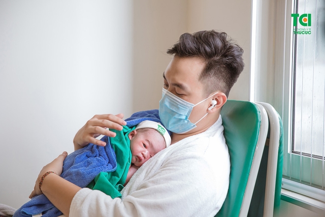 Chúc mừng gia đình diễn viên Anh Tuấn và vợ Lâm Diễm Quỳnh đón bé Xoài nhỏ bình an tại TCI