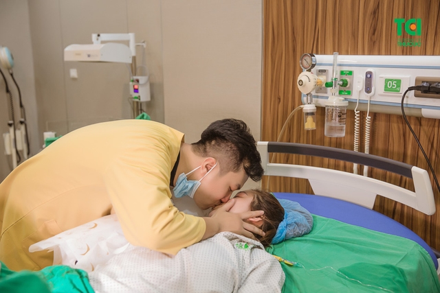 Chúc mừng gia đình diễn viên Anh Tuấn và vợ Lâm Diễm Quỳnh đón bé Xoài nhỏ bình an tại TCI