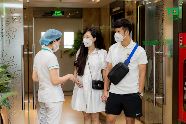Theo chân vợ chồng Cầu thủ/BTV Thể thao Cán Cris đi khám thai tuần 22