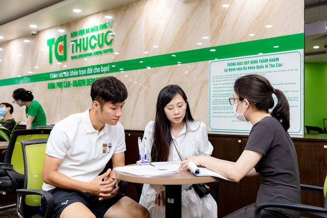 Theo chân vợ chồng Cầu thủ/BTV Thể thao Cán Cris đi khám thai tuần 22