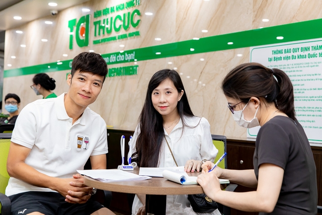 Theo chân vợ chồng Cầu thủ/BTV Thể thao Cán Cris đi khám thai tuần 22