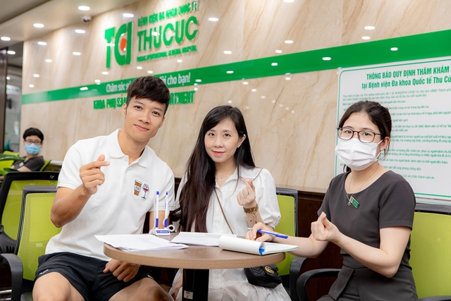 Theo chân vợ chồng Cầu thủ/BTV Thể thao Cán Cris đi khám thai tuần 22