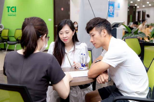 Theo chân vợ chồng Cầu thủ/BTV Thể thao Cán Cris đi khám thai tuần 22