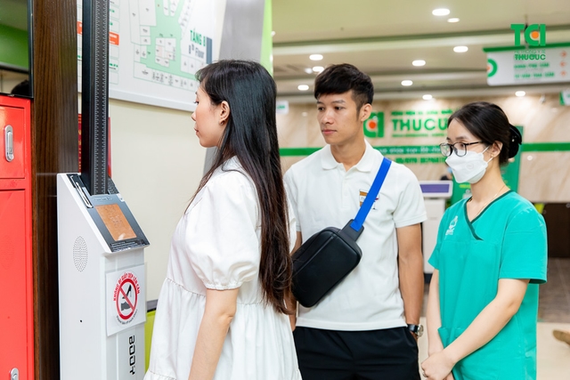 Theo chân vợ chồng Cầu thủ/BTV Thể thao Cán Cris đi khám thai tuần 22