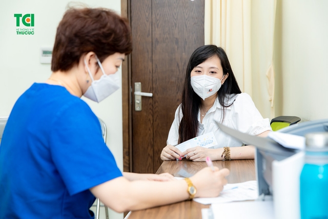 Theo chân vợ chồng Cầu thủ/BTV Thể thao Cán Cris đi khám thai tuần 22