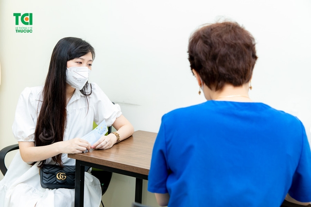 Theo chân vợ chồng Cầu thủ/BTV Thể thao Cán Cris đi khám thai tuần 22