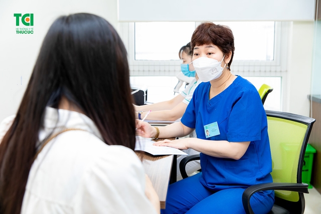 Theo chân vợ chồng Cầu thủ/BTV Thể thao Cán Cris đi khám thai tuần 22