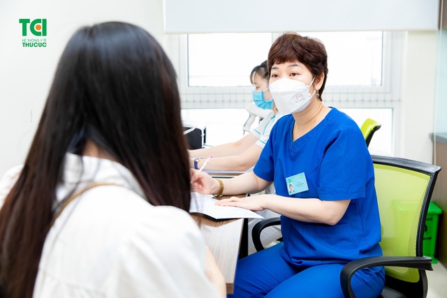 Theo chân vợ chồng Cầu thủ/BTV Thể thao Cán Cris đi khám thai tuần 22
