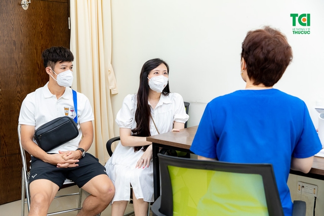 Theo chân vợ chồng Cầu thủ/BTV Thể thao Cán Cris đi khám thai tuần 22