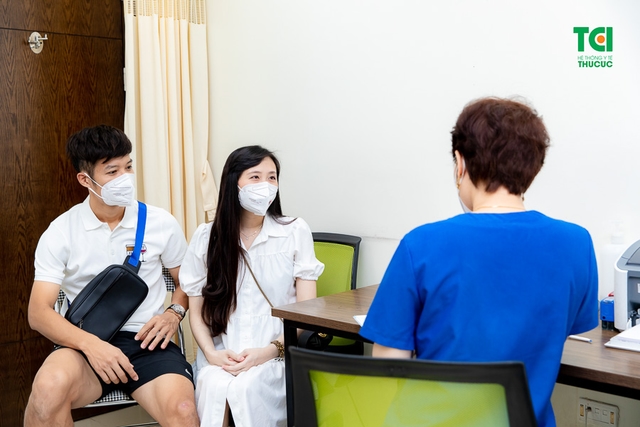 Theo chân vợ chồng Cầu thủ/BTV Thể thao Cán Cris đi khám thai tuần 22