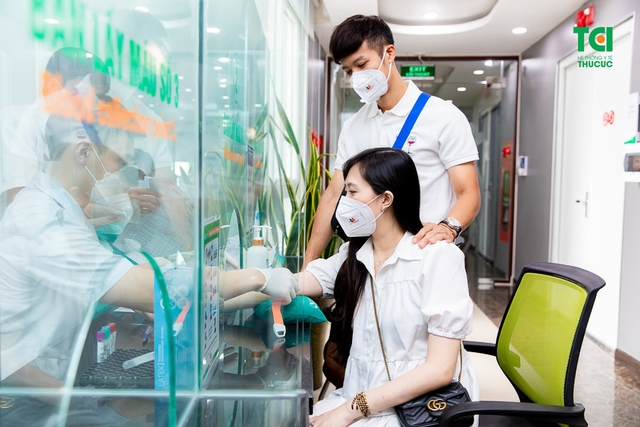 Theo chân vợ chồng Cầu thủ/BTV Thể thao Cán Cris đi khám thai tuần 22