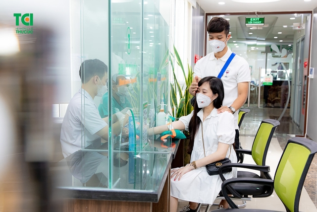 Theo chân vợ chồng Cầu thủ/BTV Thể thao Cán Cris đi khám thai tuần 22