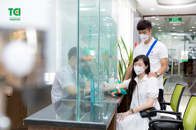 Theo chân vợ chồng Cầu thủ/BTV Thể thao Cán Cris đi khám thai tuần 22