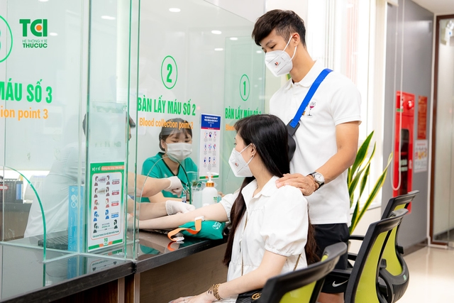 Theo chân vợ chồng Cầu thủ/BTV Thể thao Cán Cris đi khám thai tuần 22