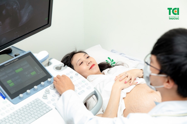 Theo chân vợ chồng Cầu thủ/BTV Thể thao Cán Cris đi khám thai tuần 22