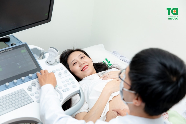 Theo chân vợ chồng Cầu thủ/BTV Thể thao Cán Cris đi khám thai tuần 22