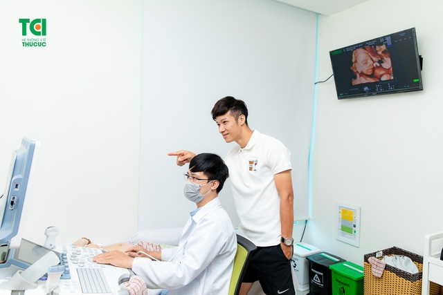 Theo chân vợ chồng Cầu thủ/BTV Thể thao Cán Cris đi khám thai tuần 22