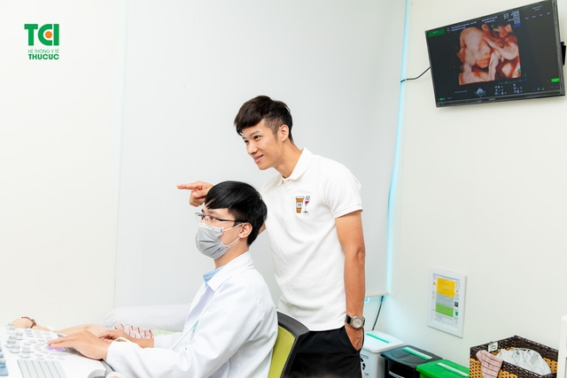 Theo chân vợ chồng Cầu thủ/BTV Thể thao Cán Cris đi khám thai tuần 22